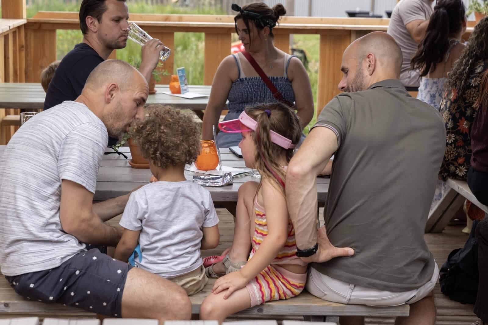 Ouders en kinderen bij de biergarten