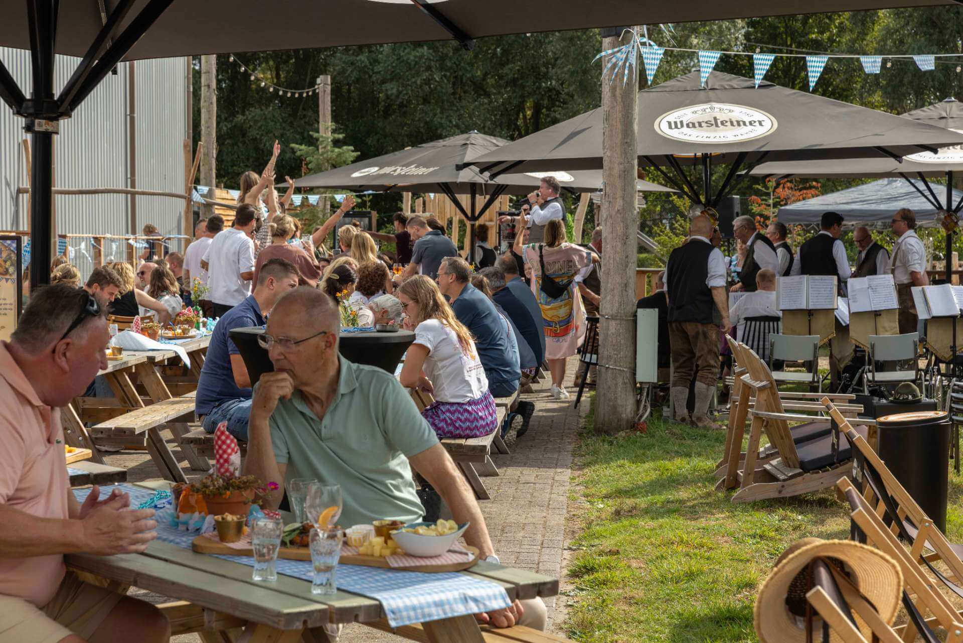 Gasten scheppen eten op bij een buffet tijdens een bedrijfsfeest in de Biergarten van Playdôme Roosendaal.